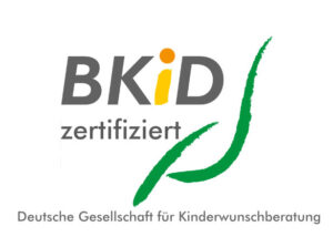 Das Grün-Grau-Gelbe Logo der Deutschen Gesellschaft für Kinderwunschberatung
